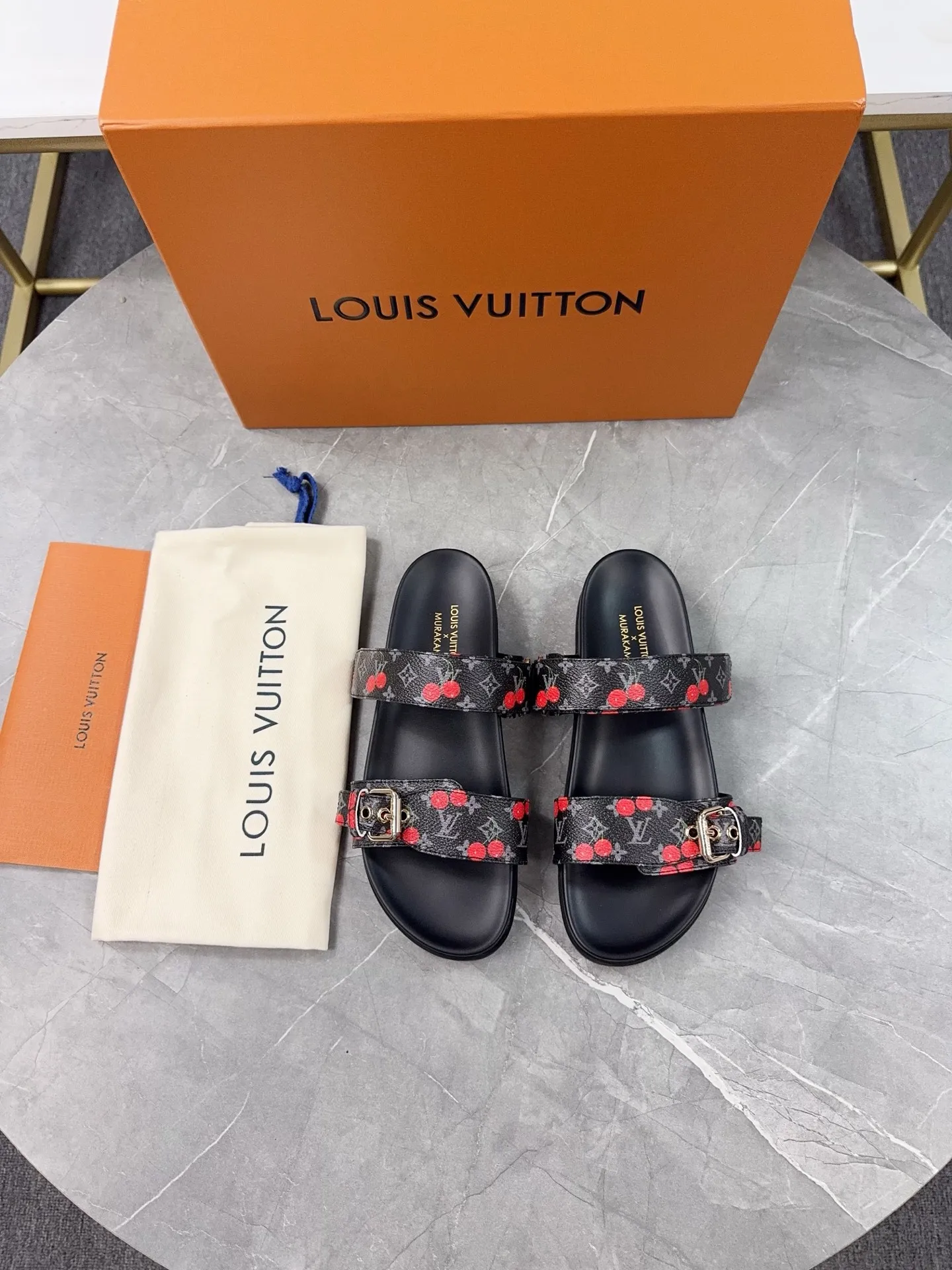 👟👟Ex-factory price 400👟👟 LV2025 spring and summer new slippers🌟The belt buckle is adjustable and elastic design, full of beach style, original molded LV metal logo decoration, fashionable and beautiful, super versatile🤳🏻Cow leather upper/custom imported jacquard fabric/original old flower leather material, water-dyed sheepskin lining (water platform + rubber sole) three-layer combination outsole 🔶Size: Female 35-43 Male: 38-46